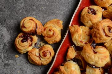 Puff pastry appetizer with fruity marmalade