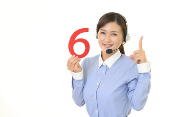 数字を持つ女性