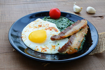 Creamed spinach with fried egg and bacon