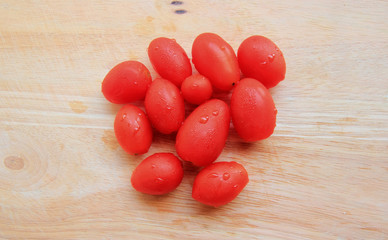 Place the tomatoes  on a wooden floor.