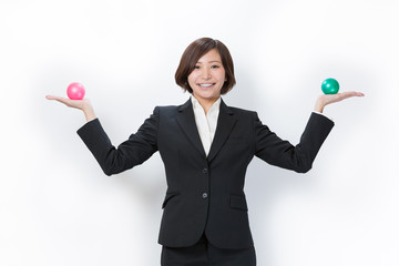 比較するビジネスウーマン