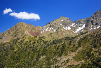 Fototapeta na wymiar Beautiful mountain landscape in French Pyrenees