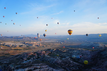 カッパドキアの上空を遊覧する気球　トルコ