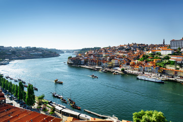 Fototapeta na wymiar Beautiful view of the Douro River and boats in the historic cent
