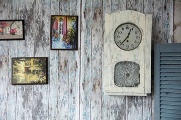 Draw a picture and clock on the old wall.
