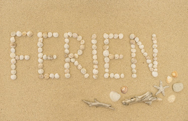 Wort FERIEN aus Schneckenhäuschen am Sandstrand