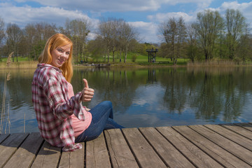 Fototapeta premium Daumen hoch am See