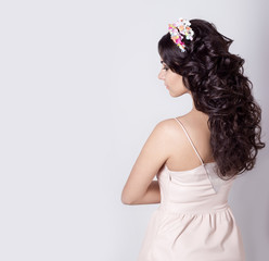 Naklejka premium the girl with the curly hair, crowned with a wreath of flowers