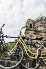 Bicicletas aparcadas frente a la Catedral de Berlín, Alemania. - obrazy, fototapety, plakaty