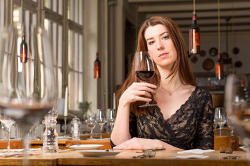 Junge Dame vor Restaurant Kulisse // trinkt Rotwein / besorgt