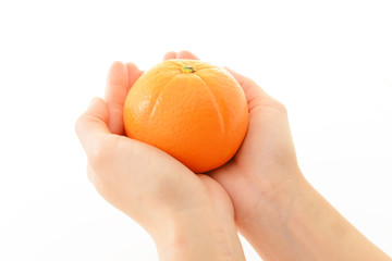 新鮮なオレンジを持つ手