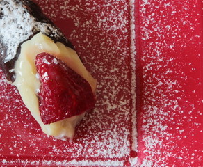 cannolo con crema e fragoloni