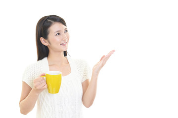 コーヒーを飲む女性