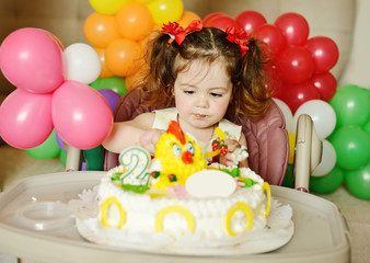 Obraz na płótnie Canvas toddler girl with birthday cake