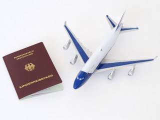 Kinderreisepass mit Spielzeug Flugzeug