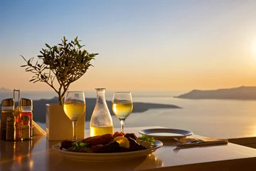 Gordijnen Romantische tafel voor twee op het eiland Santorin © Santorines