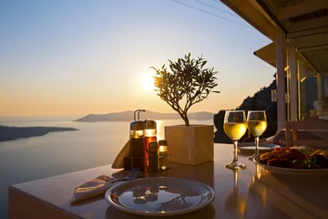 Crédence de cuisine en verre imprimé Santorin Romantic dinner for two at sunset