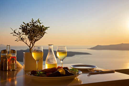 Fototapeta Romantyczny stół dla dwojga na wyspie Santorin
