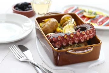 Crédence de cuisine en verre imprimé Plats de repas grilled octopus with potatoes, Portuguese cuisine