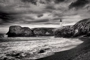 Papier Peint photo Lavable Noir et blanc B&amp W du phare sur la côte.