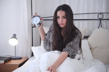 Junge Frau mit Schlafproblemen