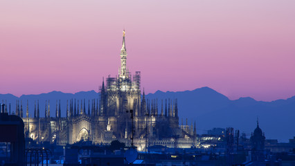 Naklejka premium Duomo di Milano al tramonto