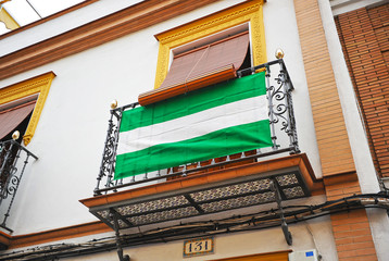 Balcón con bandera de Andalucía