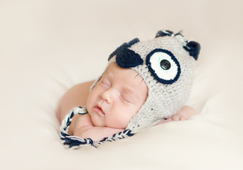newborn sleeps in a hat