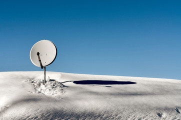 Satellite dish with snow - obrazy, fototapety, plakaty