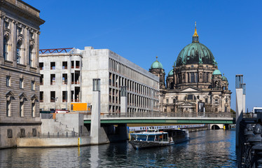 Fototapeta na wymiar Rohbau des Berliner Stadtschlosses mit Dom im Hintergrund