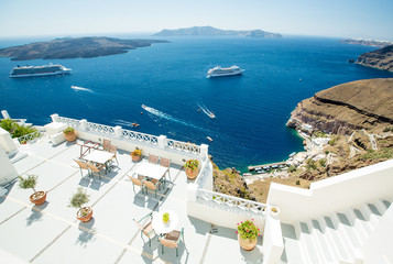 Fototapeta premium biały dach i liniowiec na Santorini w Grecji