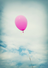 Obraz premium A pink balloon with string on a blue sky background