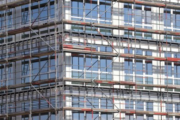 Gerüst an einem neu gebauten Büro-/ Verwaltungsgebäude