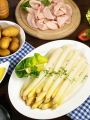 Spargel mit neuen Kartoffeln und Sauce Hollandaise