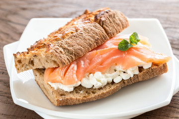 Sandwich with salmon and cheese