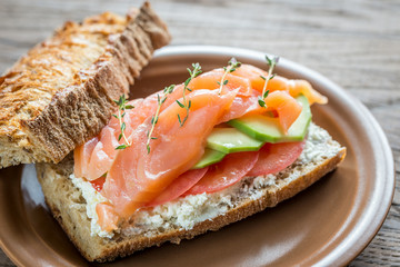 Sandwich with salmon, avocado and tomatoes