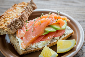 Sandwich with salmon, avocado and tomatoes