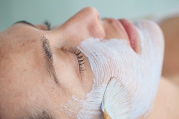 Naklejka premium Aplicación de mascarilla facial