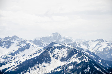 Fototapeta na wymiar Verschneite Gipfel