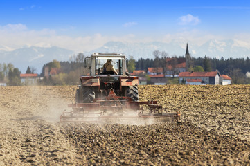 Traktor bearbeitet Ackerboden