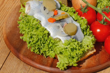 Fischbrötchen mit saurem Hering, Rollmops,Salat, Gewürzgurken, Z