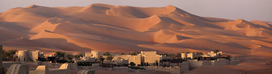 Selbstklebende Fototapete Sandige Wüste Blockhaus in der Wüste