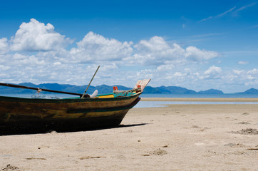 Fototapeta na wymiar The Wood Boat On The Tranquil Beach.