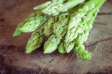  asparagus on wooden table 