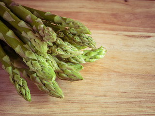  asparagus on wooden table 