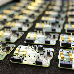 Platinen mit Mikroelektronik zur Weitermontage in Fabrik