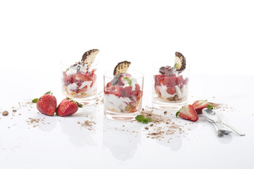 Dessert, Yoghurt, Erdbeeren, Schaumk&ouml;pfe, Schokosplitter, Minze