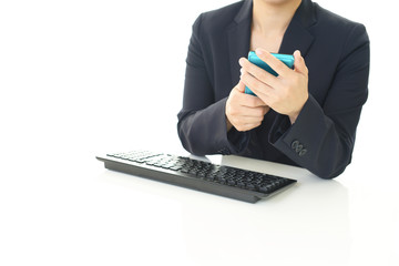 スマートフォンを操作する女性