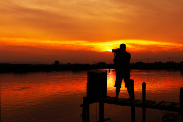 Obraz premium Silhouettes of people under the sunset, photographer