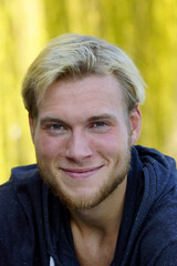 Gut aussehender junger Mann